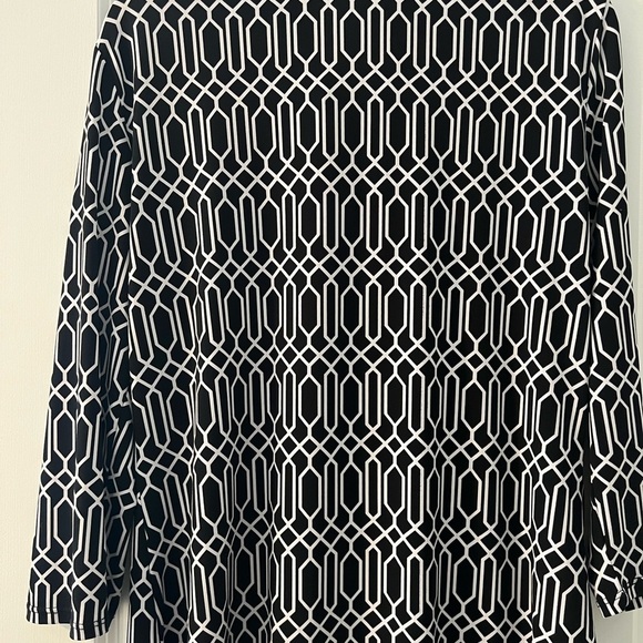 Black and white geometric blouse - Picture 4 of 4